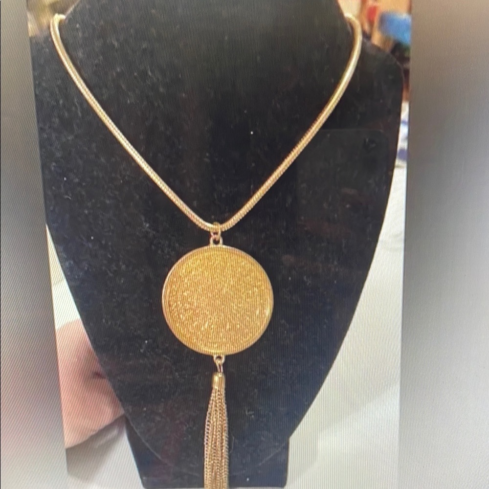 Elegant Gold Pendant Necklace